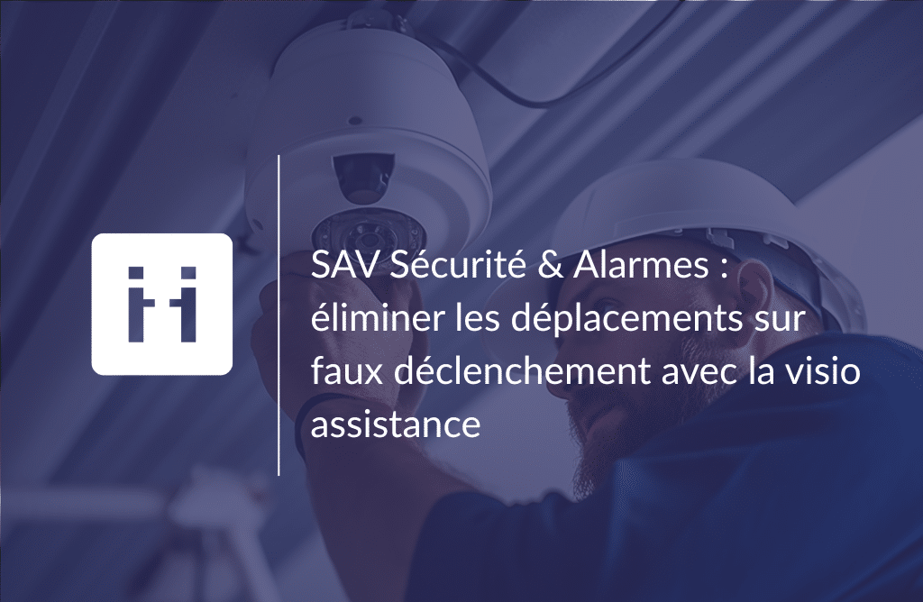 techniciens qui répare une caméra de surveillance